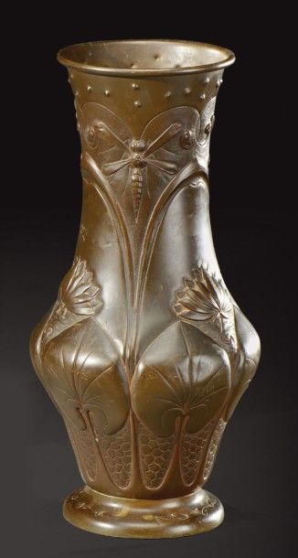 CUIVRE FRANCAIS PARIS Vase de forme balustre en cuivre repoussé à décor de motifs...
