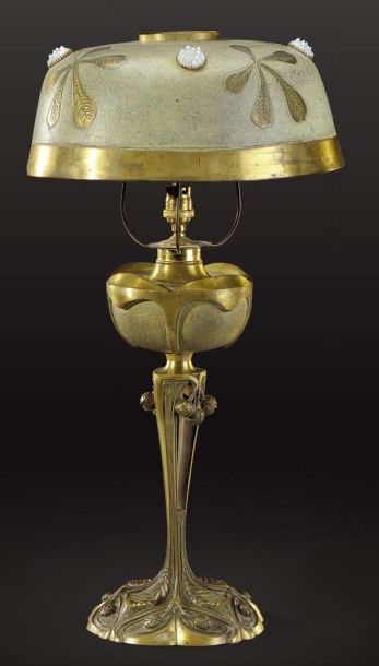 GEORGES LELEU (XIX-XXème) Lampe à pétrole de bureau en bronze et laiton doré à fût...