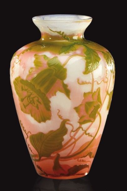 MÜLLER FRÈRES Vase à corps ovoïde et col resserré évasé en verre doublé à décor dégagé...