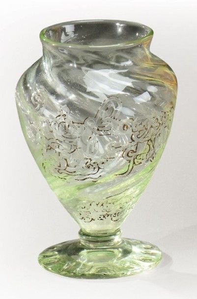 Émile GALLÉ (1846-1904) Vase sur piédouche à panse ovoïde torsadée en verre translucide...