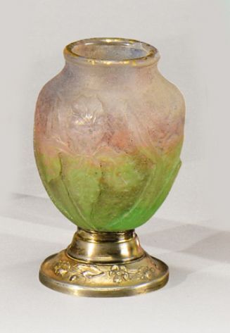 DAUM Nancy Vase miniature de forme ovoïde sur piédouche à monture en argent, en verre...