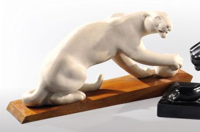 BIANCHINI (XXème) Sculpture en terre cuite à patine blanche figurant une panthère...