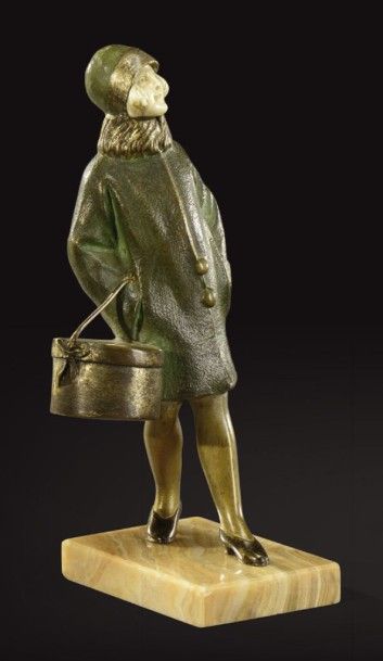 BERTRAND (XXème) Sculpture chryséléphantine en bronze à patine verte nuancée doré...