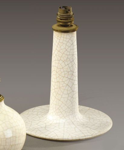 JEAN MAYODON (1893-1957) Lampe de bureau en céramique émaillée blanche craquelée...