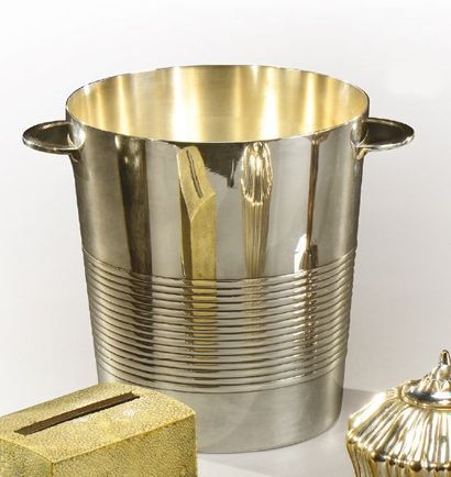 Maison CHRISTOFLE Seau à champagne à corps circulaire annelé en métal argenté présentant...