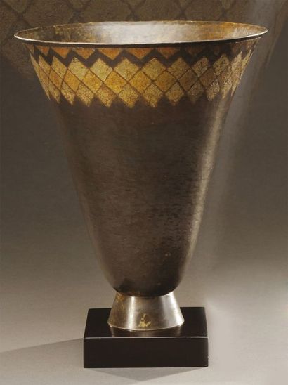 Claudius LINOSSIER (1893- 1953) Important vase cornet en dinanderie de cuivre à décor...