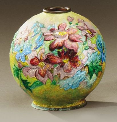 CAMILE FAURE (1874-1956) Vase à corps sphérique en cuivre à décor émaillée de motifs...