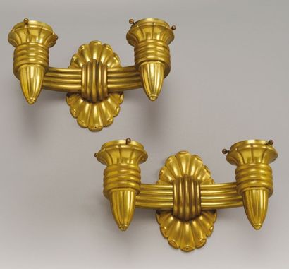 TRAVAIL FRANÇAIS 1925 Paire d'appliques en bronze doré à platines de fixation polylobées...