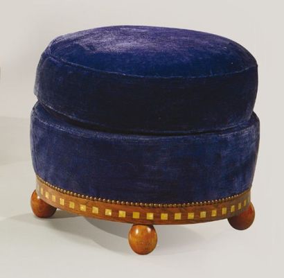 TRAVAIL FRANÇAIS 1930 Pouf en palissandre et chêne teinté à assise circulaire recouverte...