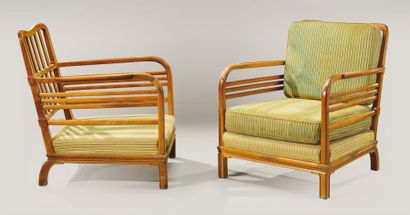 TRAVAIL FRANÇAIS 1930 Paire de larges fauteuils en acajou blond à dossier et accotoirs...