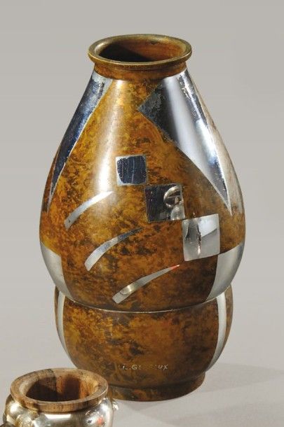LUCIEN GERFAUX (XXème) Vase en dinanderie de cuivre à décor géométrique incrusté....