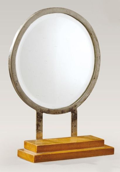 TRAVAIL FRANÇAIS 1930 Miroir à poser en métal reposant sur un piétement en bois....