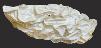 FRANK GHERY (né en 1929) Suspension modèle "cloud" en polyester aspect papier froissé...
