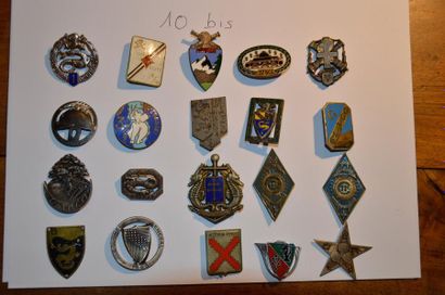 null Lot de 20 (env.) insignes de l'Arme blindée et Cavalerie et divers