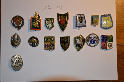 null Lot de 15 (env.) insignes de l'Arme blindée et Cavalerie et divers