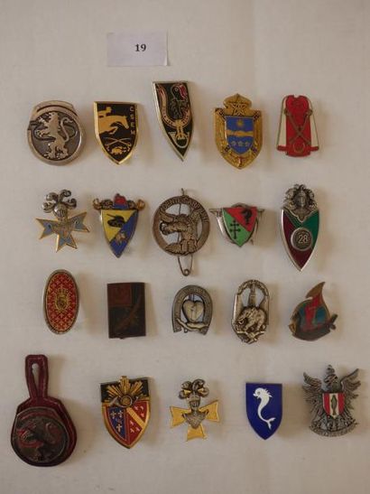 null Lot de 20 (env.) insignes du l'Arme blindée et Cavalerie et divers