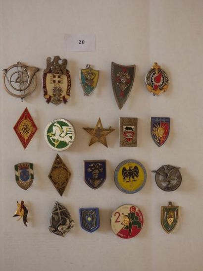 null Lot de 20 (env.) insignes du l'Arme blindée et Cavalerie et divers