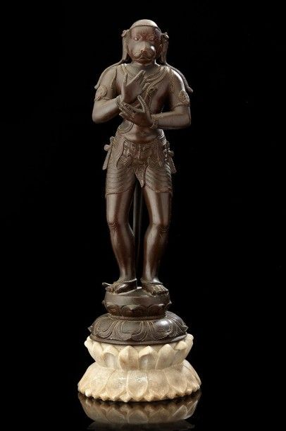 INDE Hanuman en bronze représenté debout sur un socle litiforme. Contresocle en marbre...