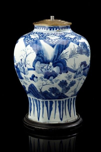 CHINE Vase octogonal décoré en bleu sous couverte d'une réunion de lettrés assis...