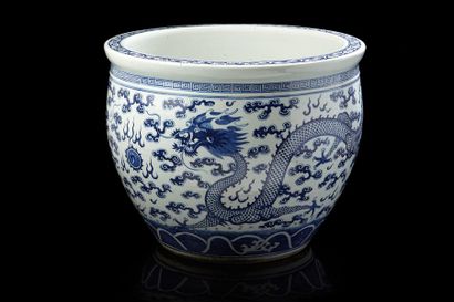 CHINE Vasque aquarium circulaire décorée en bleu sous couverte de deux dragons à...