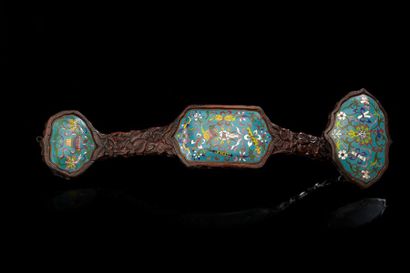 CHINE Grand sceptre ruyi en bois sculpté à motifs de pêches de longévité, incrusté...