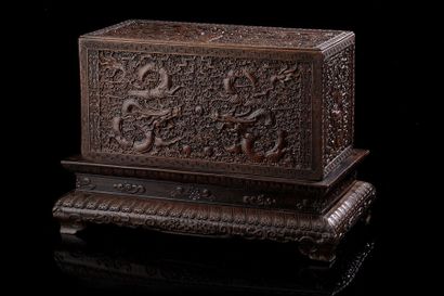 CHINE Coffret à manuscrit en bois finement sculpté de dragons à cinq griffes à la...