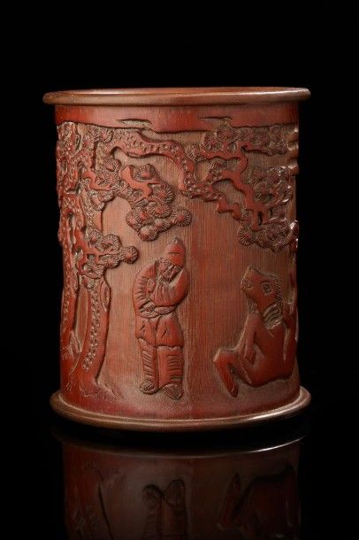 CHINE Porte pinceau cylindrique en bambou sculpté décoré en léger relief d'un personnage...