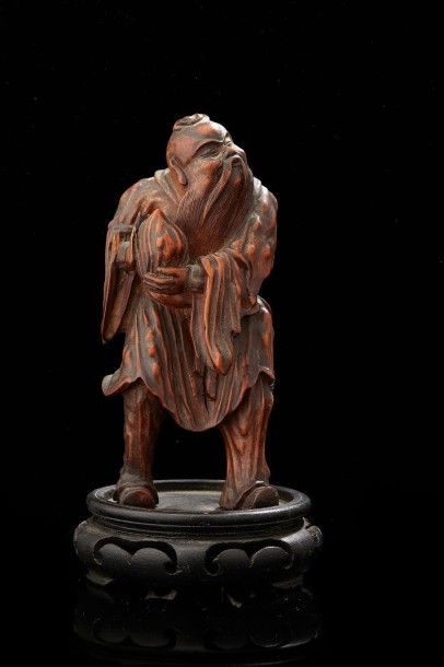 CHINE Personnage en racine sculptée représentant un personnage tenant une pêche de...