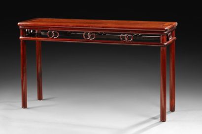 CHINE Table console en bois exotique précieux ajouré à l'entablement d'anneaux entrelacés...