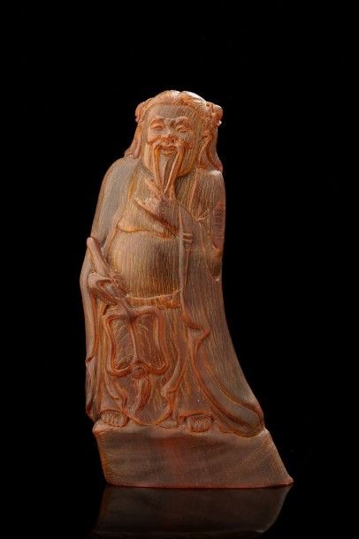 CHINE Figurine en corne de buffle sculptée représentant un immortel. Début du XXème...