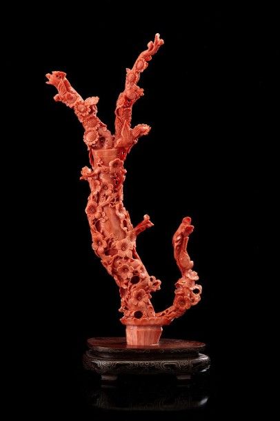 CHINE Branche de corail rose sculpté d'un vase à cotes droites d'où s'échappent deux...