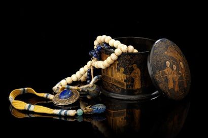 CHINE Collier de mandarin 108 perles en os, jinians en lapis, et pendants en cloisonné....