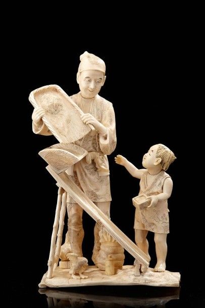 JAPON Grand okimono en ivoire sculpté représentant un minotier et son fils. Une poule...