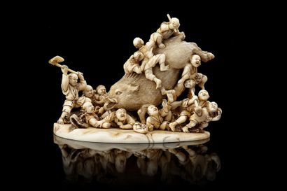 JAPON Bel okimono en ivoire sculpté représentant une battue au sanglier: quatorze...