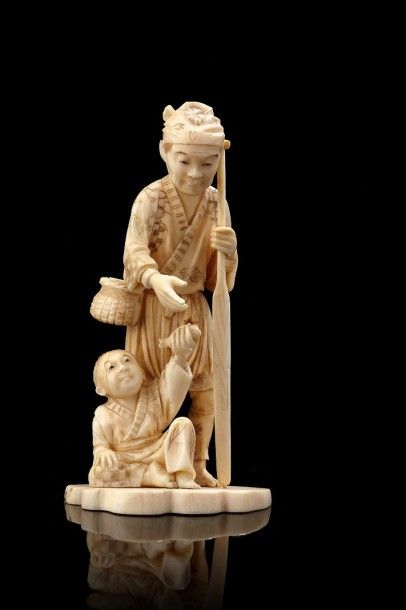 JAPON Okimono en ivoire sculpté représentant un pécheur tenant une rame, son fils...