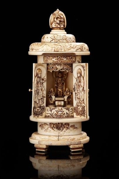JAPON Petit temple de voyage en ivoire sculpté ouvrant en façade à deux tiroirs à...
