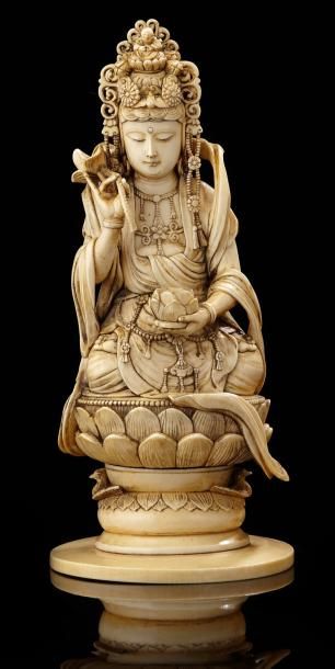 JAPON Okimono en ivoire représentant Kannon, une effigie d'Amida dans la coiffe,...