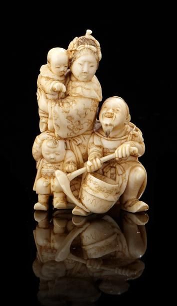JAPON Petit okimono en ivoire d'un couple de paysans avec leurs deux enfants Non...