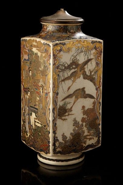 JAPON Belle paire de vase de forme cong décoré sur ses 4 faces de dragons dorés encadrant...
