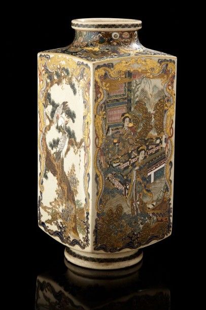 JAPON Belle paire de vase de forme cong décoré sur ses 4 faces de dragons dorés encadrant...