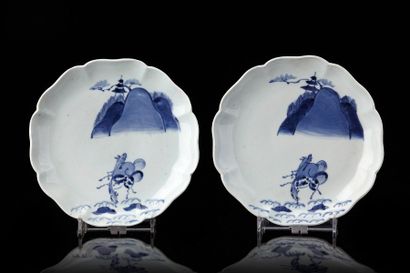 null Deux assiettes en porcelaine décorées en bleu sous couverte d'une montagne et...