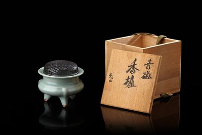 JAPON Brûle-parfum trépied en céladon avec grille en métal. Les objets en céladon...