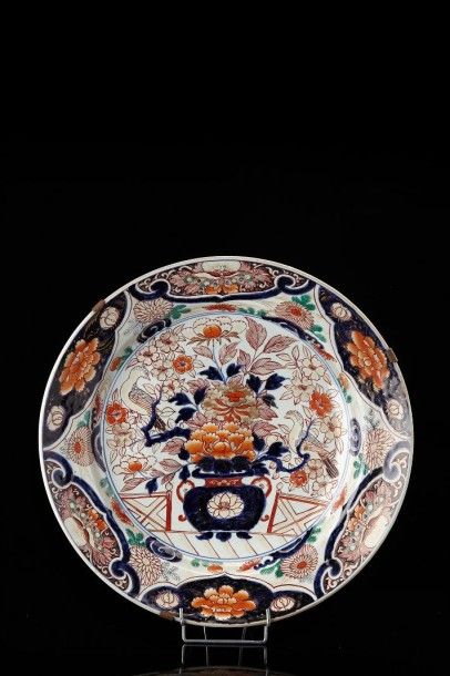 JAPON Grand plat en porcelaine Imari au décor de fleurs (avec une attache murale)...