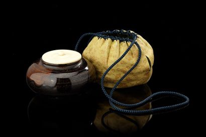 JAPON Boîte à thé en porcelaine noire brillante avec des taches de couleur marron....