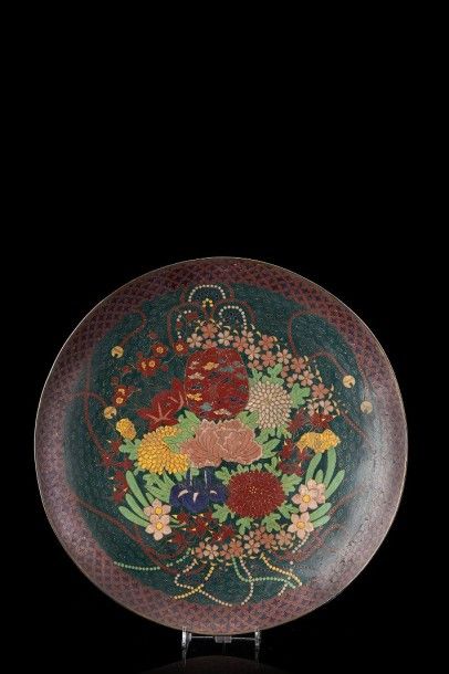 JAPON Grand plat en bronze cloisonné décoré en polychromie de chrysanthèmes, iris,...