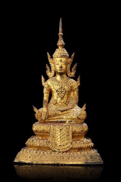 THAÏLANDE Figurine en bronze doré et laqué rouge représentant un Bouddha assis en...