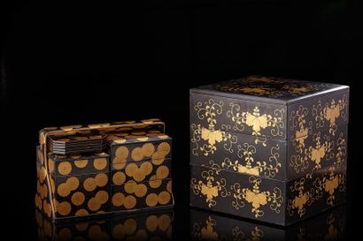 JAPON Nécessaire à pique-nique laqué noir décoré de chrysanthèmes dorés comprenant...