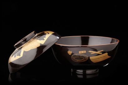 JAPON Ensemble de 5 bols laqués en noir décorés en Hira maki-e d'or de nécessaires...