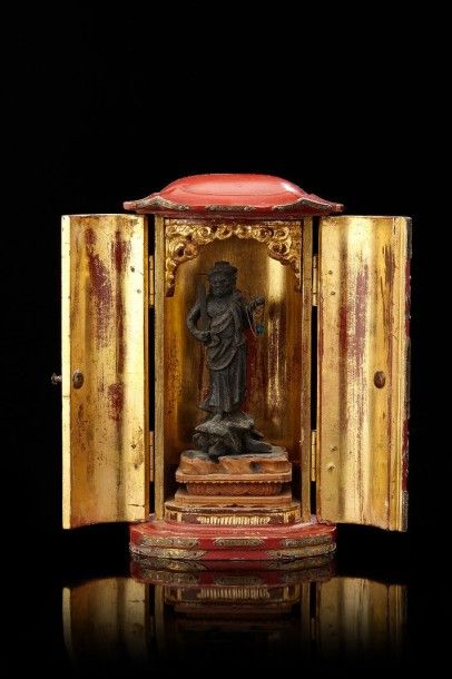 JAPON Petit Butsu dan (autel bouddhique portatif) laqué rouge au toit bombé dont...