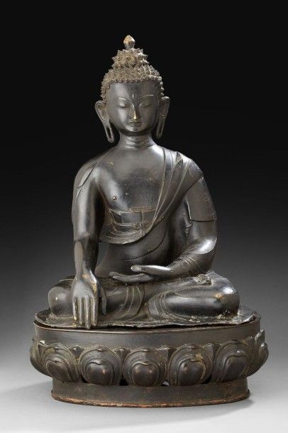THAÏLANDE Grande figurine en bronze à patine brune représentant le Bouddha assis...